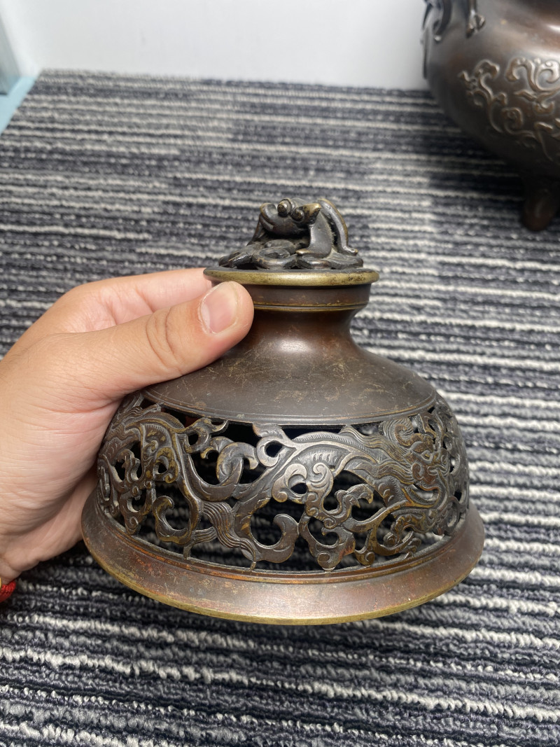 清早期 “大明宣德年制”款铜缠枝莲托寿字纹双龙耳三足炉 - 图15