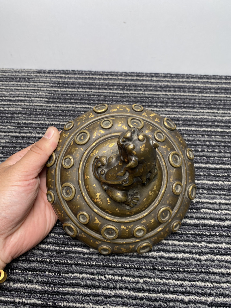 清乾隆 铜洒金象耳蕉叶纹狮钮瓶 - 图23