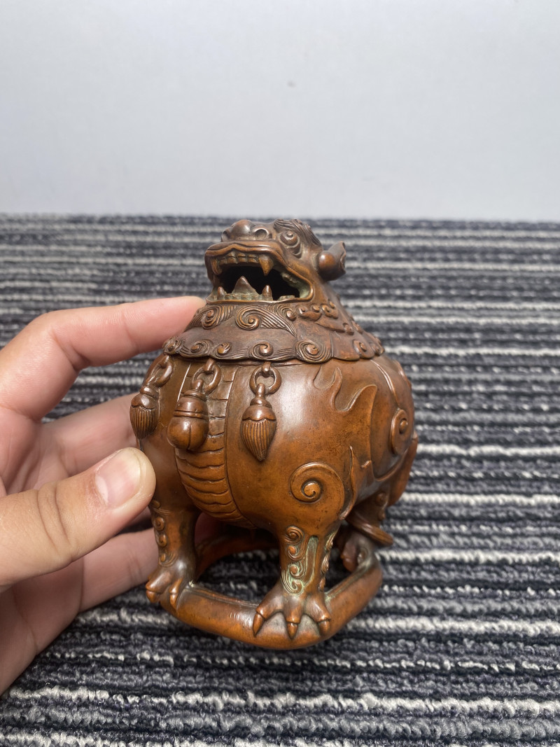 清乾隆 铜宫廷甪端一对 - 图18