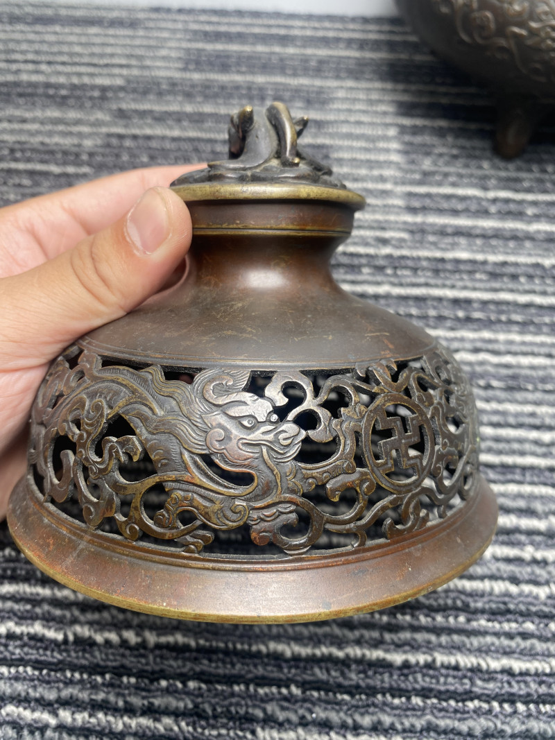 清早期 “大明宣德年制”款铜缠枝莲托寿字纹双龙耳三足炉 - 图16