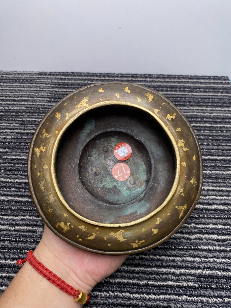 清乾隆 铜洒金象耳蕉叶纹狮钮瓶 - 图24