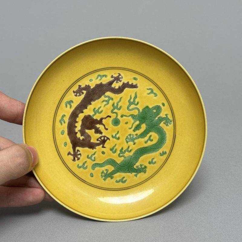 清同治 黄地素三彩龙纹盘 - 图2