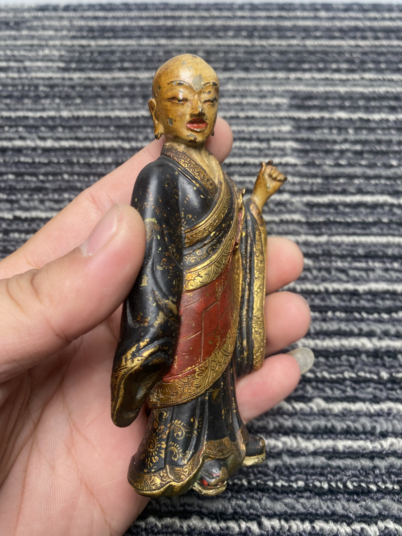 清康熙 宫廷风格铜鎏金彩绘罗汉立像 - 图8