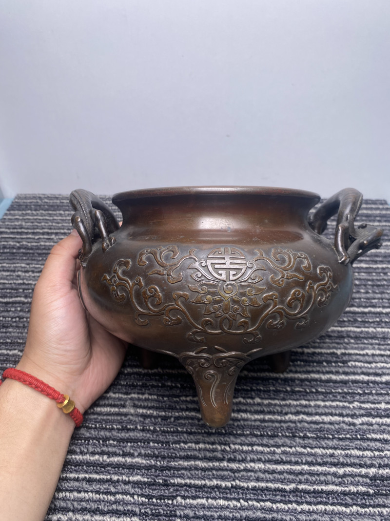 清早期 “大明宣德年制”款铜缠枝莲托寿字纹双龙耳三足炉 - 图18