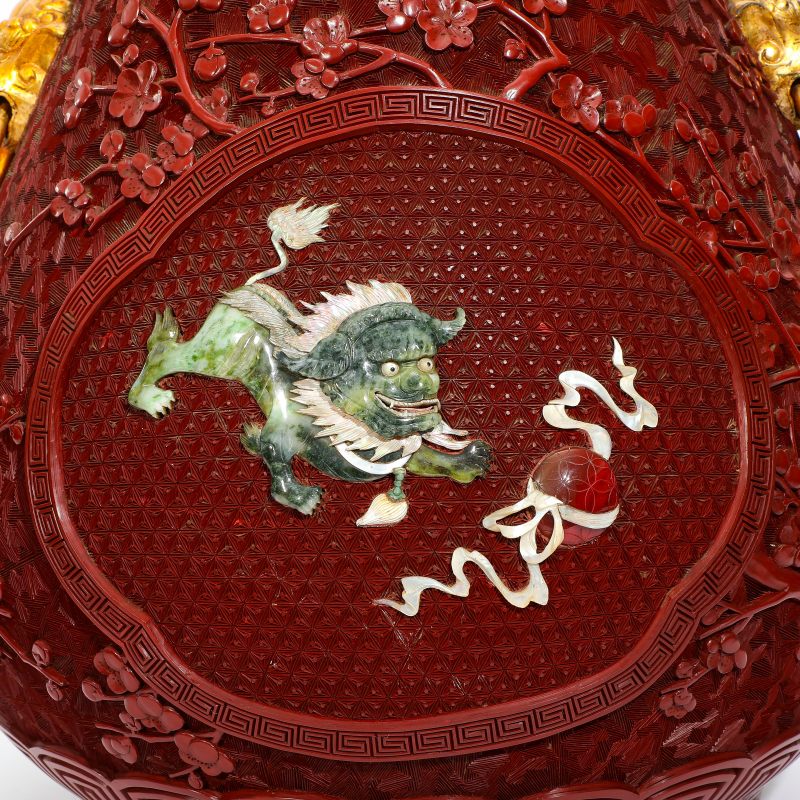 民国 剔红嵌百宝狮子戏球铺首衔环尊 - 图5