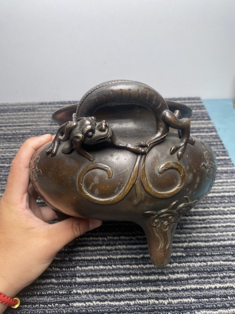 清早期 “大明宣德年制”款铜缠枝莲托寿字纹双龙耳三足炉 - 图19