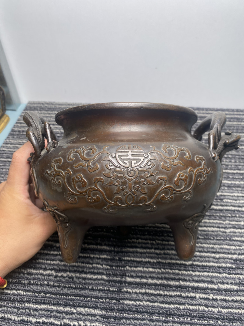 清早期 “大明宣德年制”款铜缠枝莲托寿字纹双龙耳三足炉 - 图20
