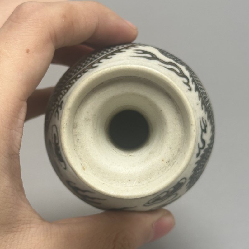 清中期 反瓷素烧龙纹盘口瓶 - 图4