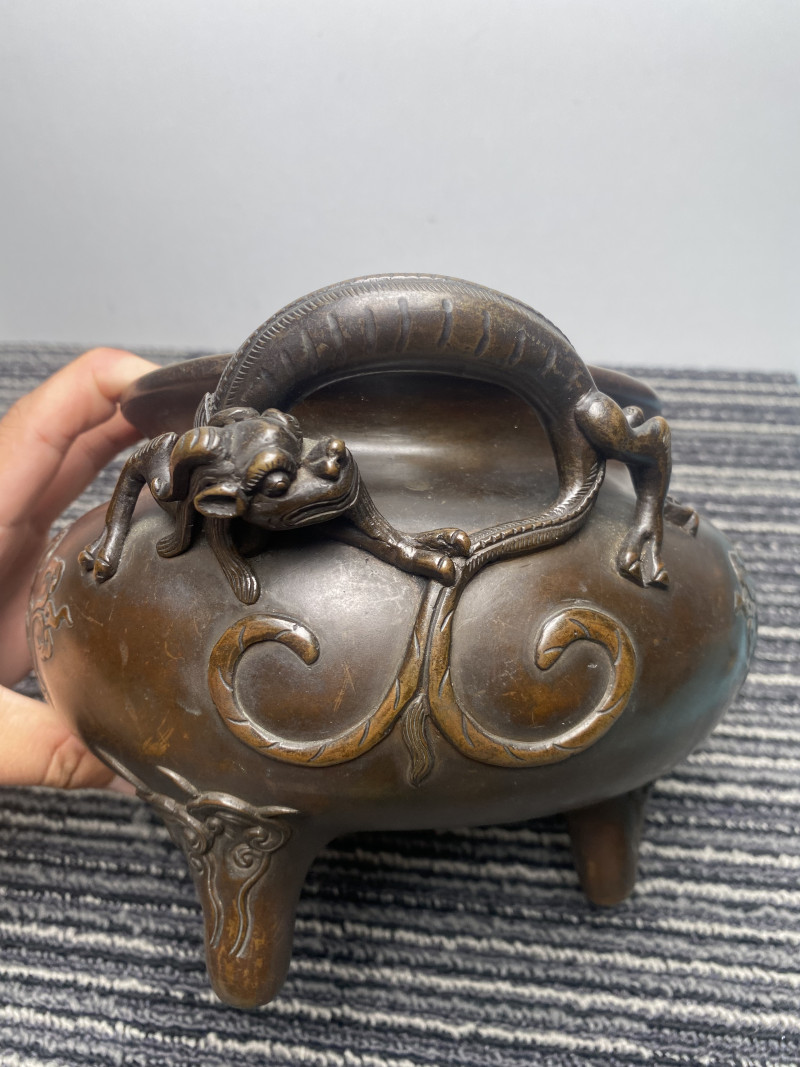 清早期 “大明宣德年制”款铜缠枝莲托寿字纹双龙耳三足炉 - 图21