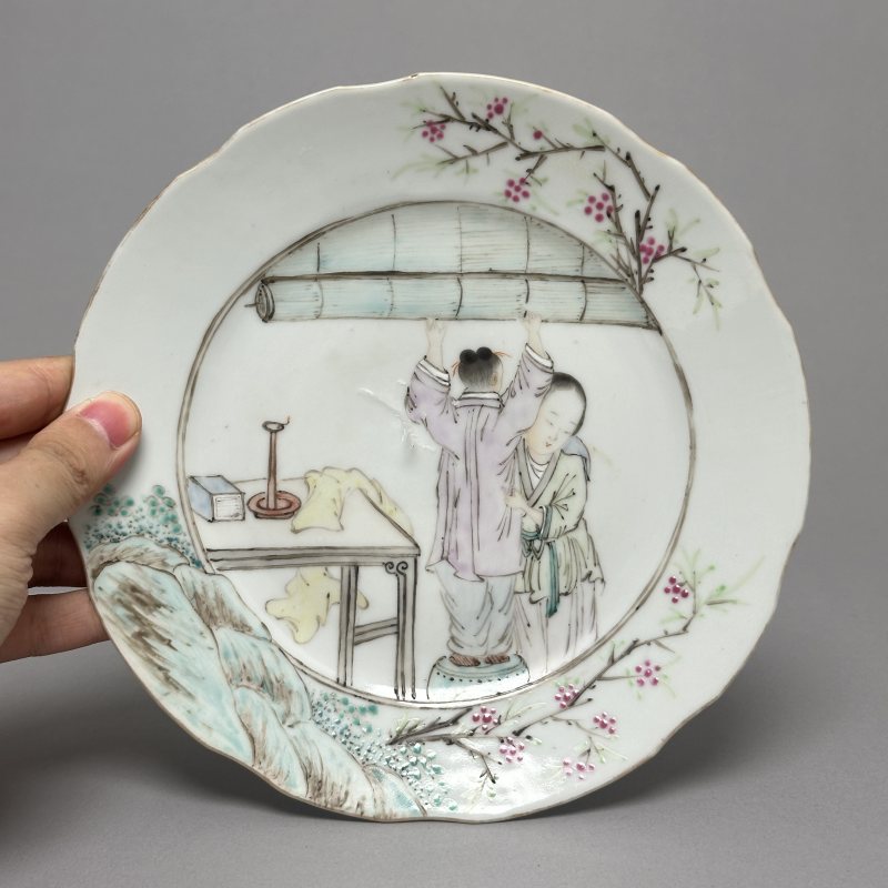 清晚期 粉彩仕女婴戏图花口盘 - 图2