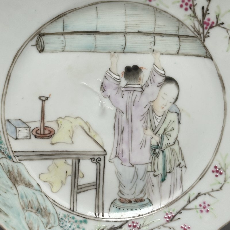 清晚期 粉彩仕女婴戏图花口盘 - 图3
