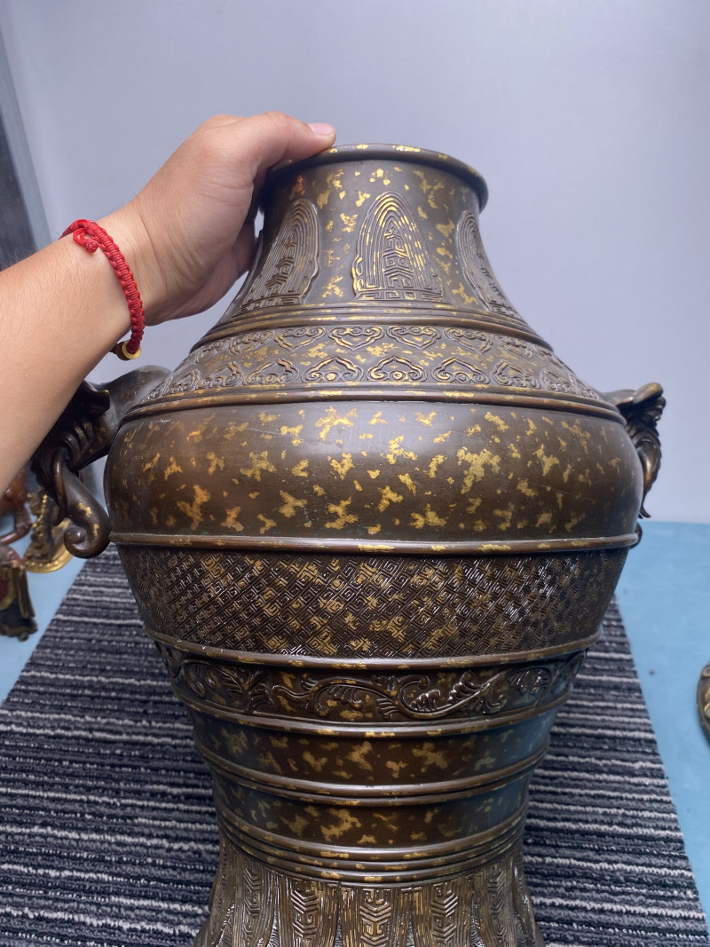 清乾隆 铜洒金象耳蕉叶纹狮钮瓶 - 图17
