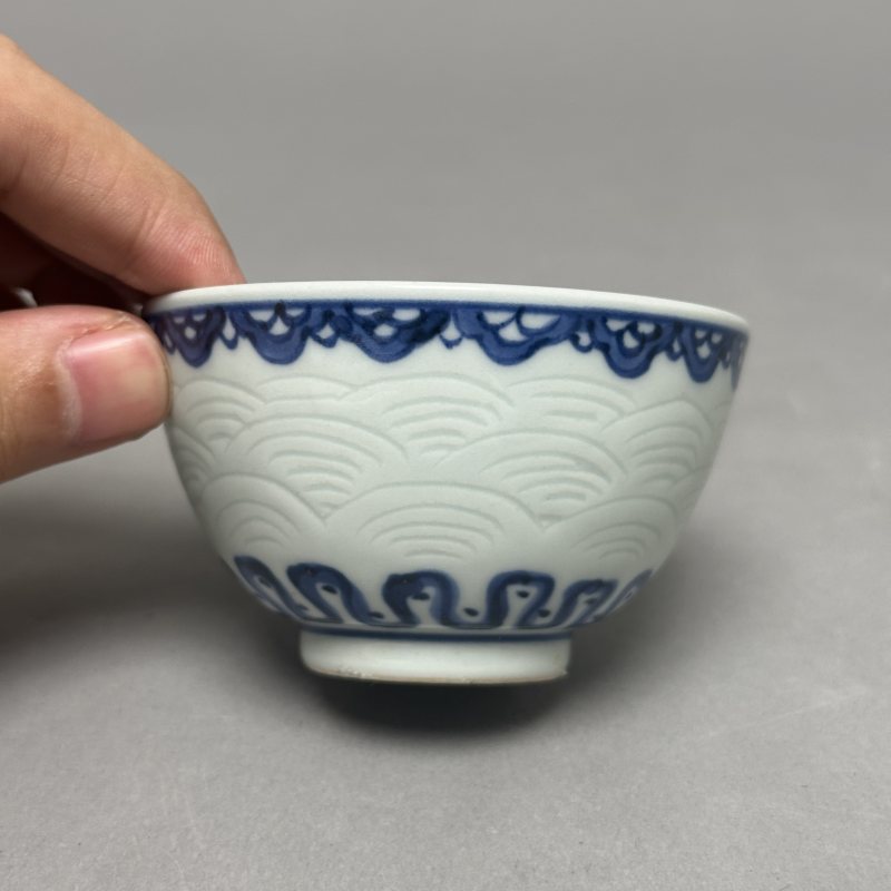 清中期 青花如意暗刻海水纹茶圆 - 图2
