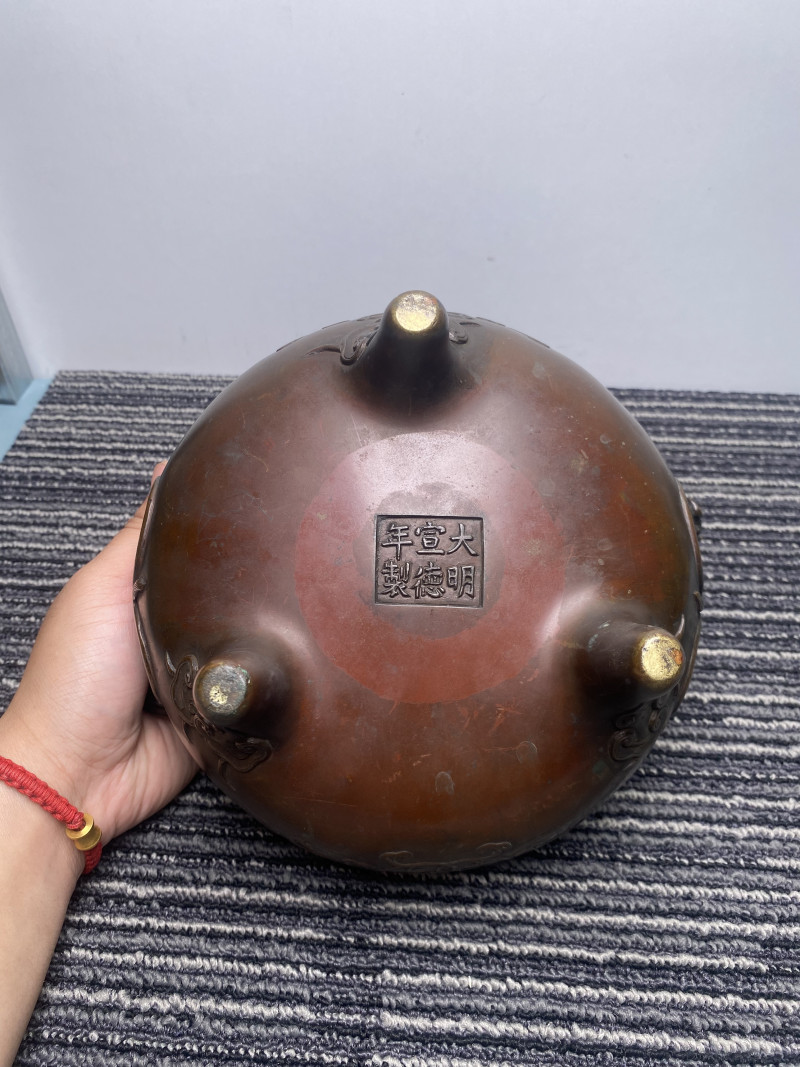 清早期 “大明宣德年制”款铜缠枝莲托寿字纹双龙耳三足炉 - 图24