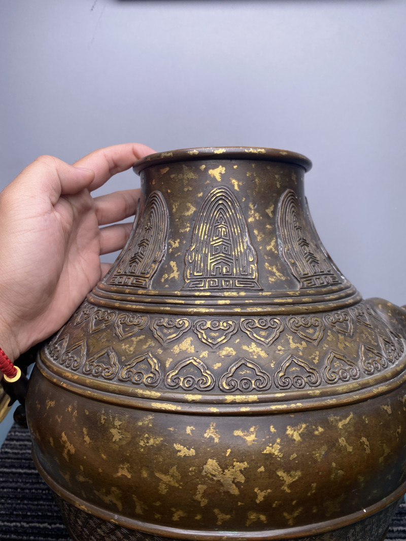 清乾隆 铜洒金象耳蕉叶纹狮钮瓶 - 图13