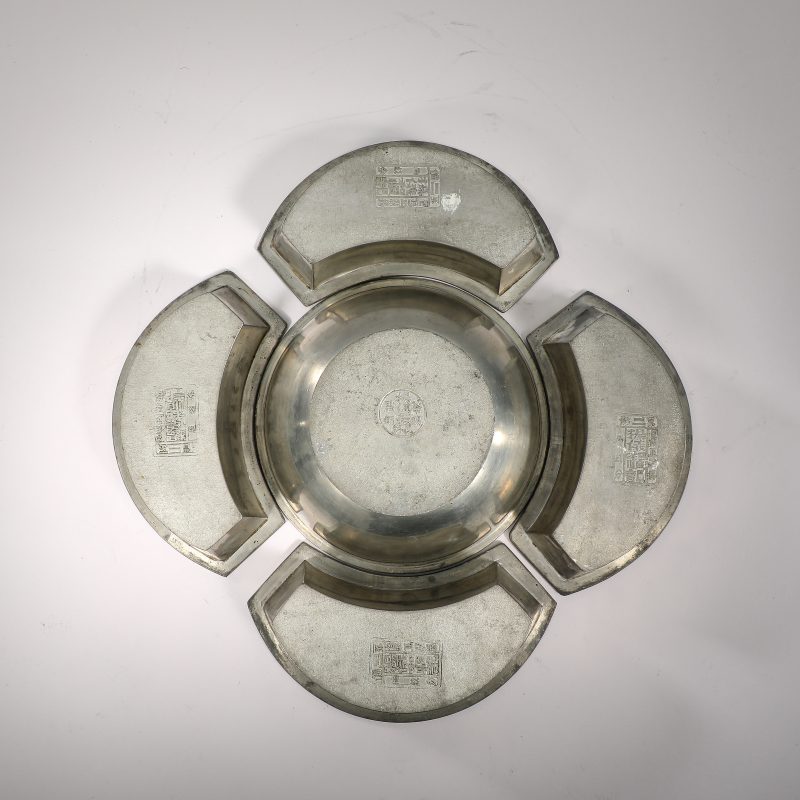 1896年 锡制山水人物诗文一品锅具一套 - 图18