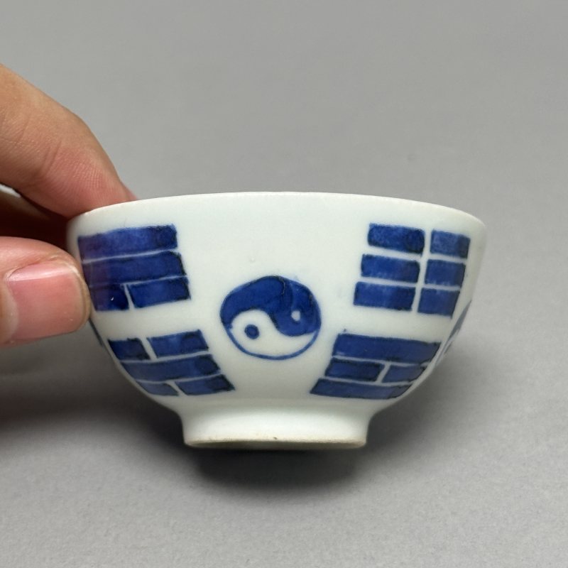 清晚期 青花八卦图纹杯 - 图2