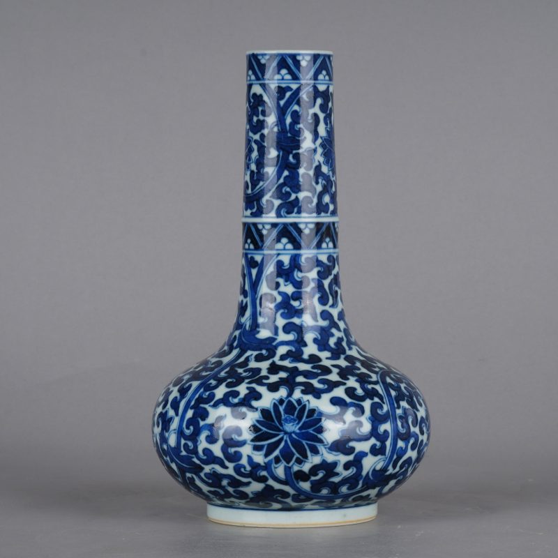 清中期 青花缠枝莲纹长颈瓶 - 图1