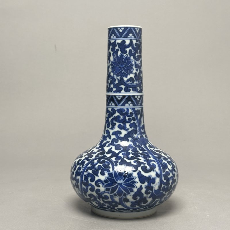 清中期 青花缠枝莲纹长颈瓶 - 图2