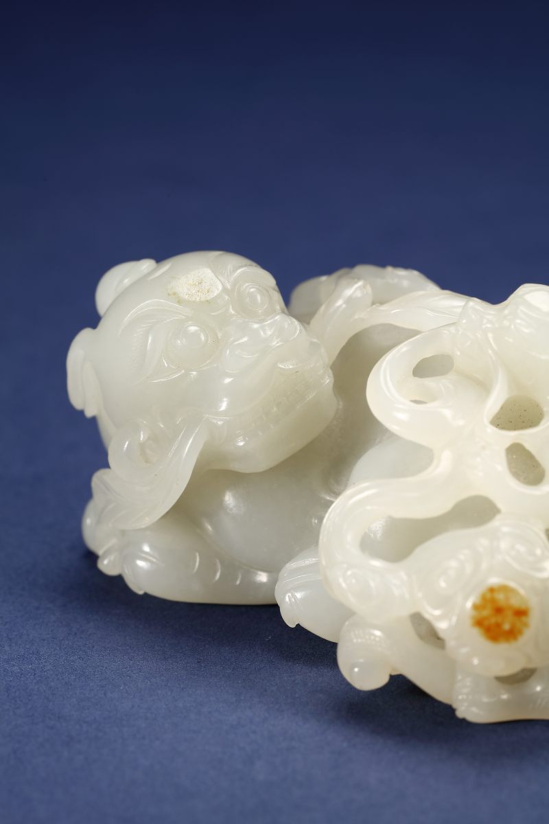 清中期 白玉卧狮衔灵芝镇 - 图6