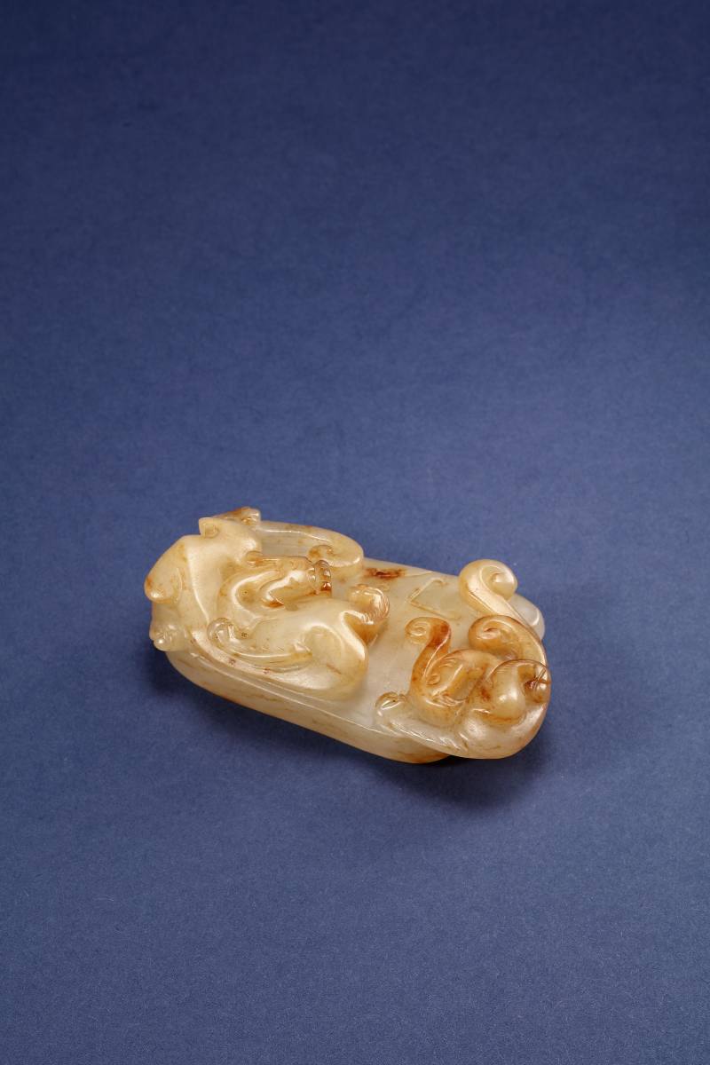 清 白玉红沁龙凤纹鸡心佩 - 图3