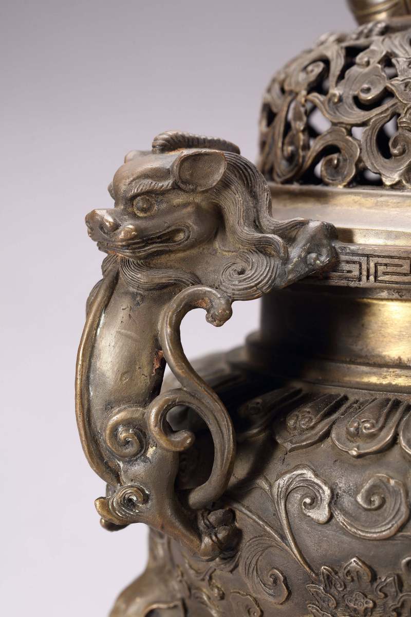 清中期 铜缠枝纹狮耳三足熏 - 图5