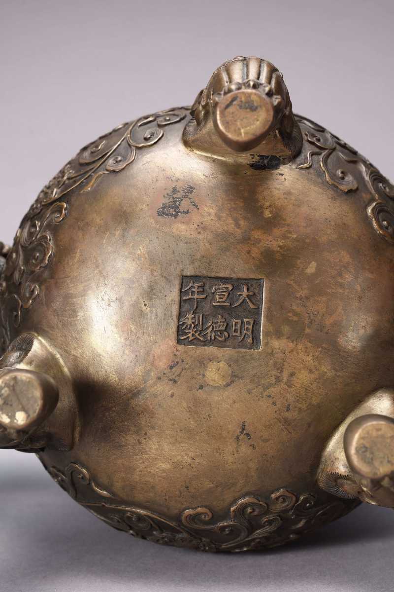 清中期 铜缠枝纹狮耳三足熏 - 图6