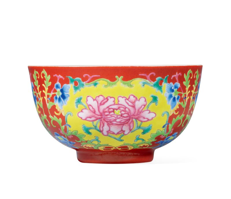 清道光 珊瑚紅地洋彩開光花卉紋碗 - 图3
