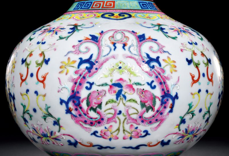 清乾隆青花洋彩雙螭供福壽西番蓮紋玉壺春瓶 - 图2