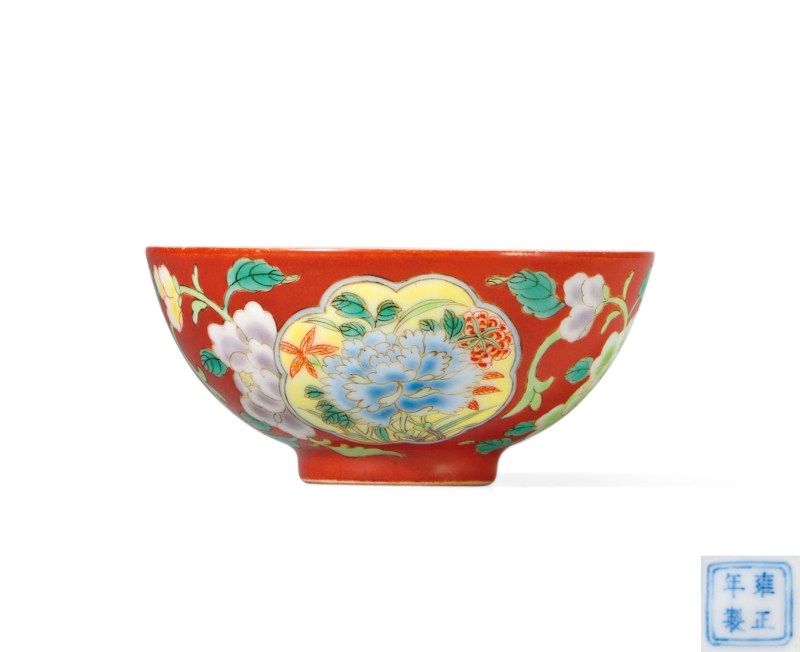 清雍正 珊瑚紅地開光洋彩花卉紋杯 - 图1