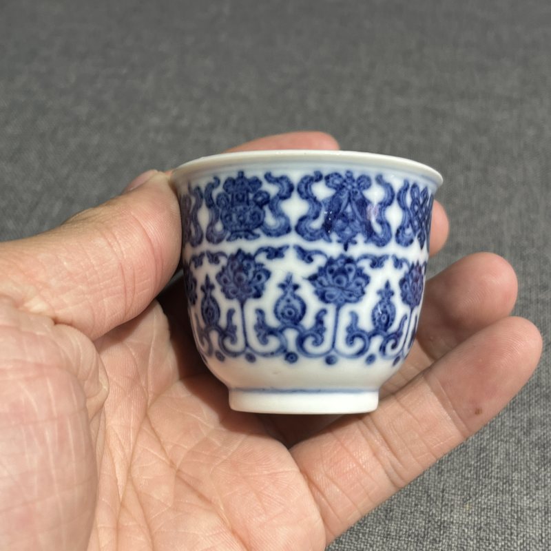 清乾隆青花八宝纹铃铛杯 - 图4