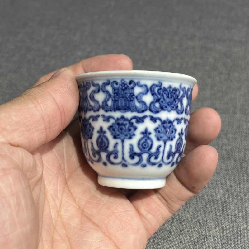 清乾隆青花八宝纹铃铛杯 - 图5