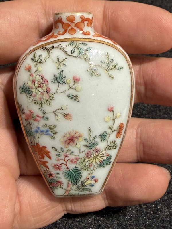 清嘉慶 礬紅粉彩花卉紋鼻煙壺 - 图3