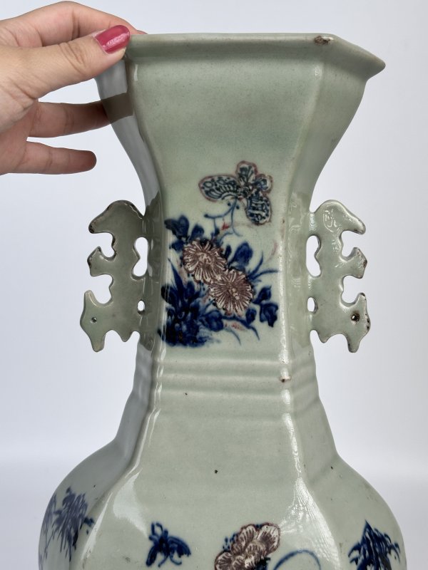 清乾隆 豆青釉青花釉里红花卉纹六方瓶 - 图2