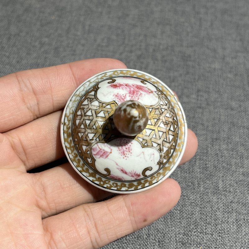 清乾隆广彩人物盖罐 - 图5