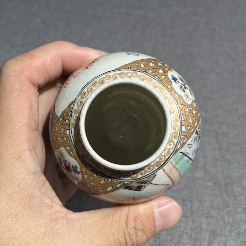 清乾隆广彩人物盖罐 - 图9