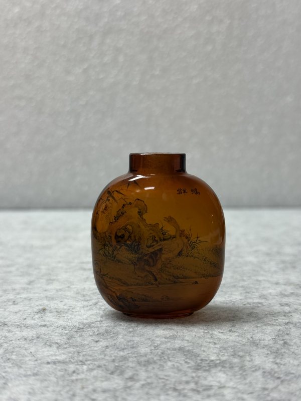 1965年 王習三作 料仿琥珀内繪群鵝圖鼻烟壺 - 图3