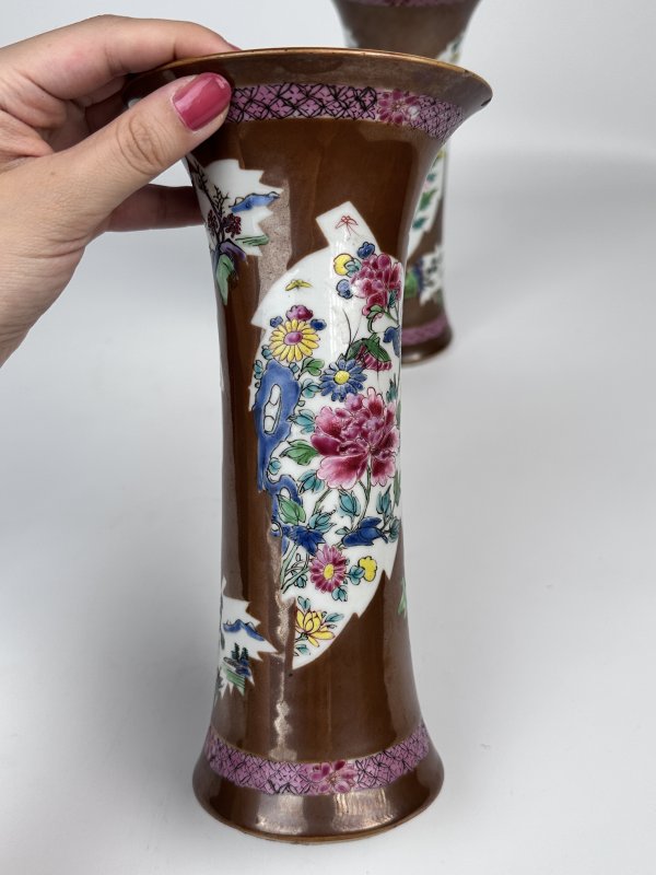 清雍正 酱釉粉彩开窗花卉纹花觚一对 - 图2
