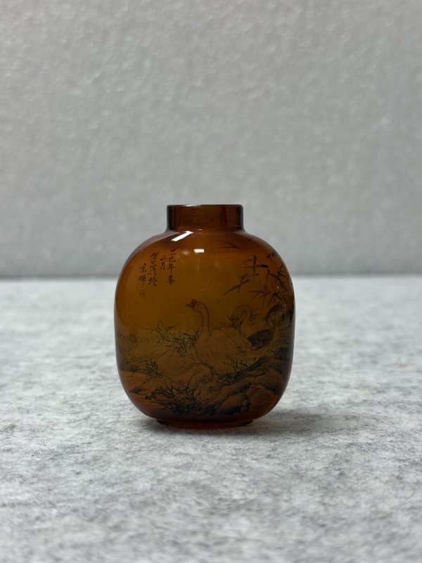 1965年 王習三作 料仿琥珀内繪群鵝圖鼻烟壺 - 图5