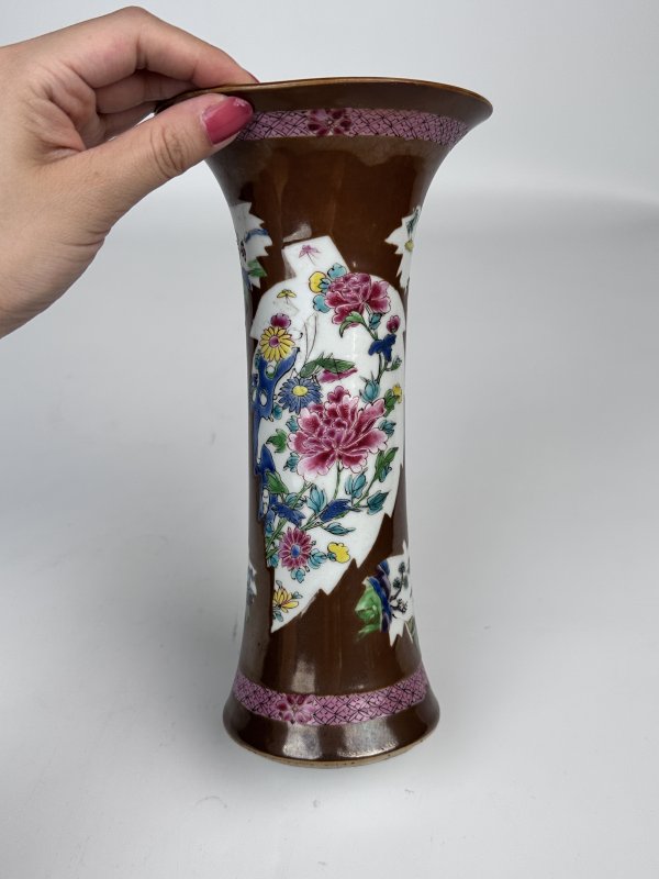 清雍正 酱釉粉彩开窗花卉纹花觚一对 - 图4