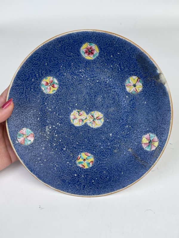 清乾隆蓝轧道粉彩皮球花盘 - 图2