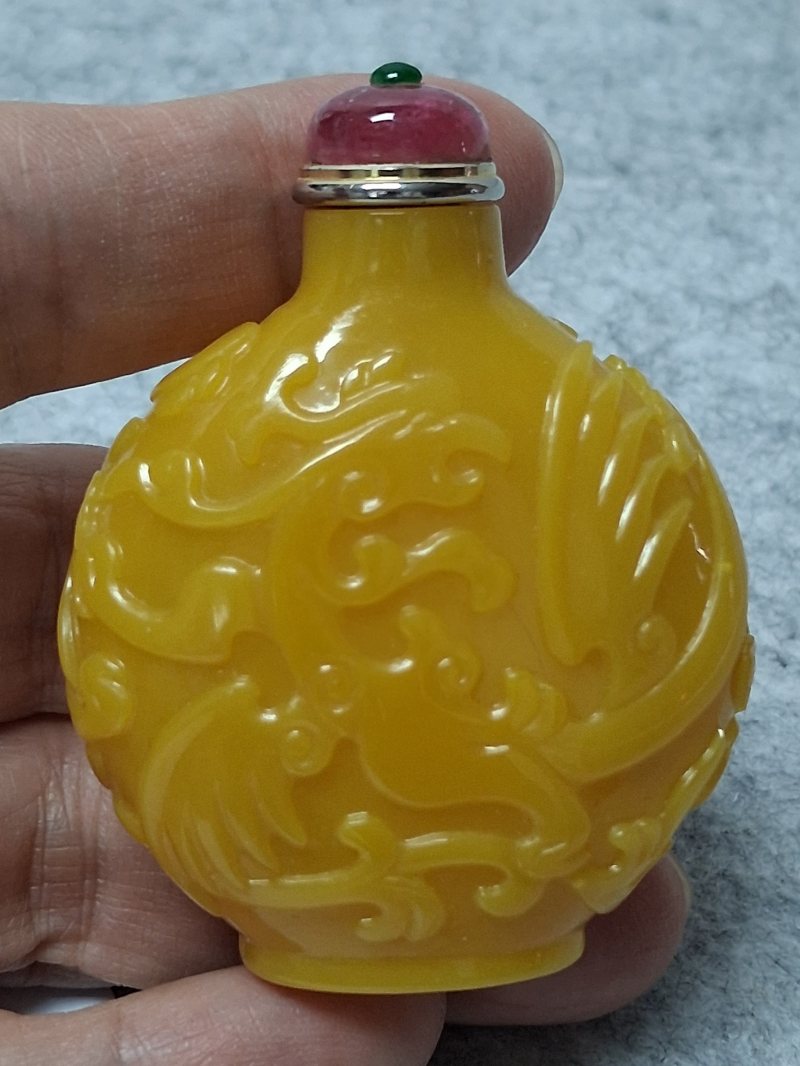 清乾隆黃料刻龍鳳紋鼻煙壺 - 图3