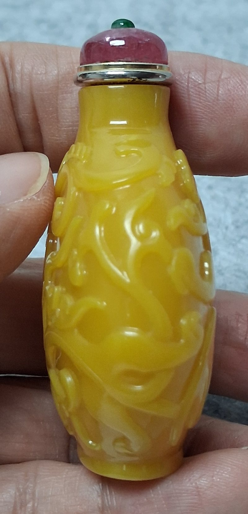 清乾隆黃料刻龍鳳紋鼻煙壺 - 图4