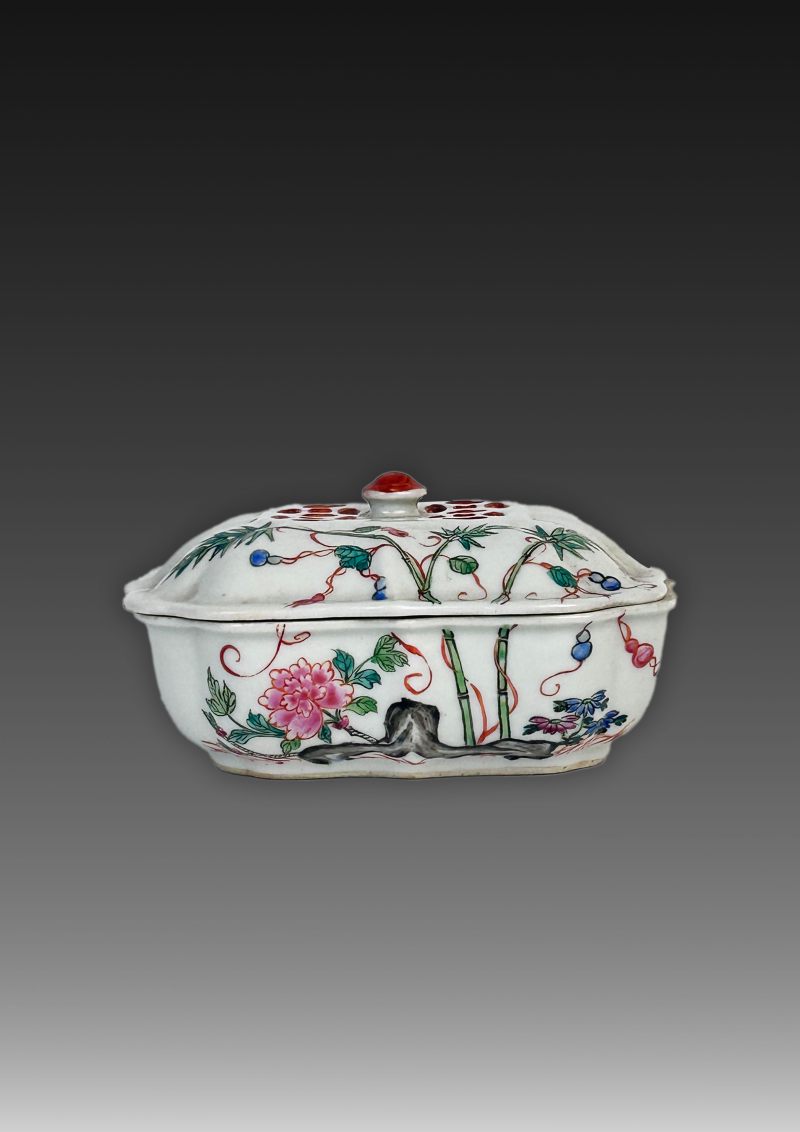 民国粉彩花卉纹洪宪年制款香皂盒