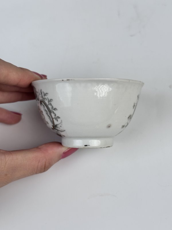 清雍正  墨彩家族徽章瓷茶园一对 - 图3