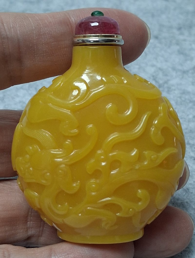 清乾隆黃料刻龍鳳紋鼻煙壺 - 图5