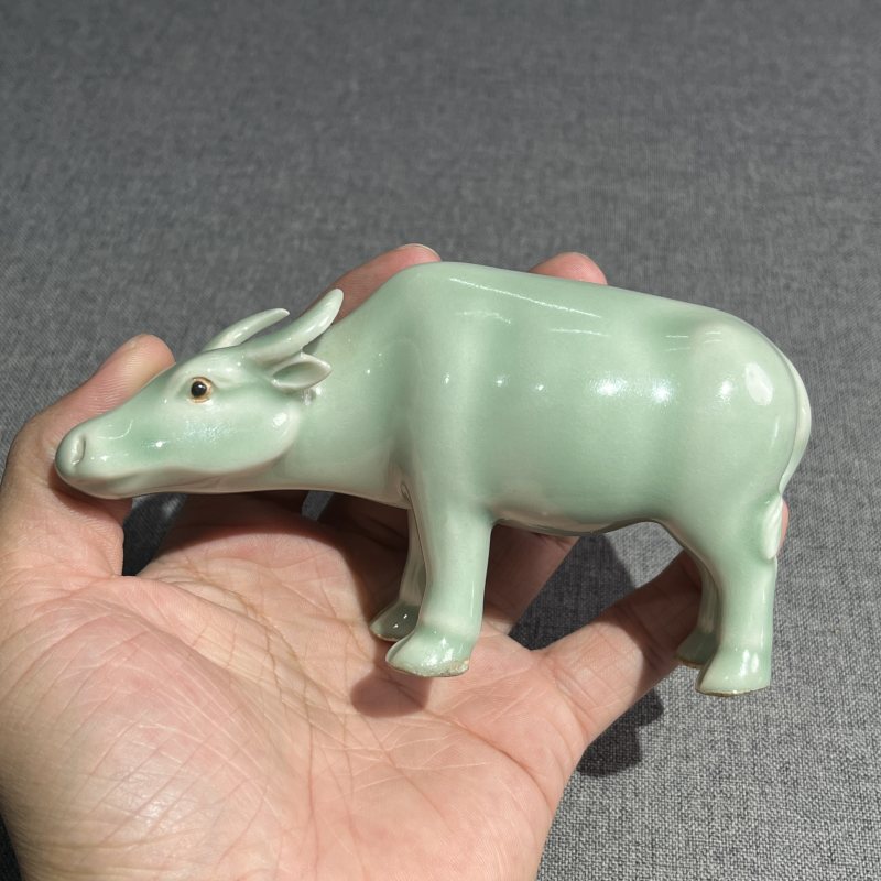 清豆青釉牛型摆件 - 图4