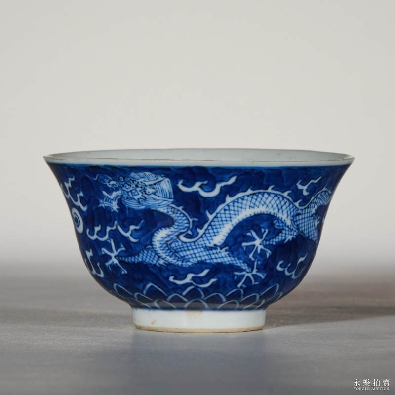 清光绪 青花地留白龙纹茶圆 - 图2