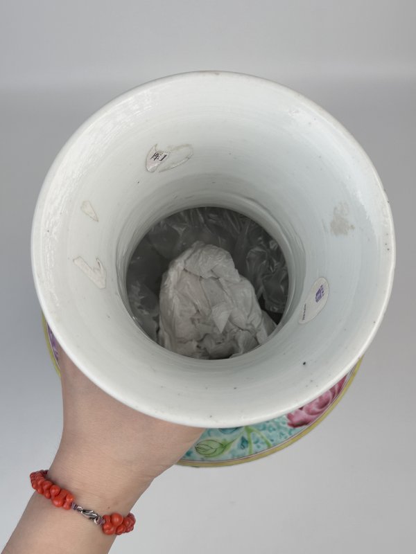 清雍正 黄地粉彩开窗花卉纹棒槌瓶 - 图8