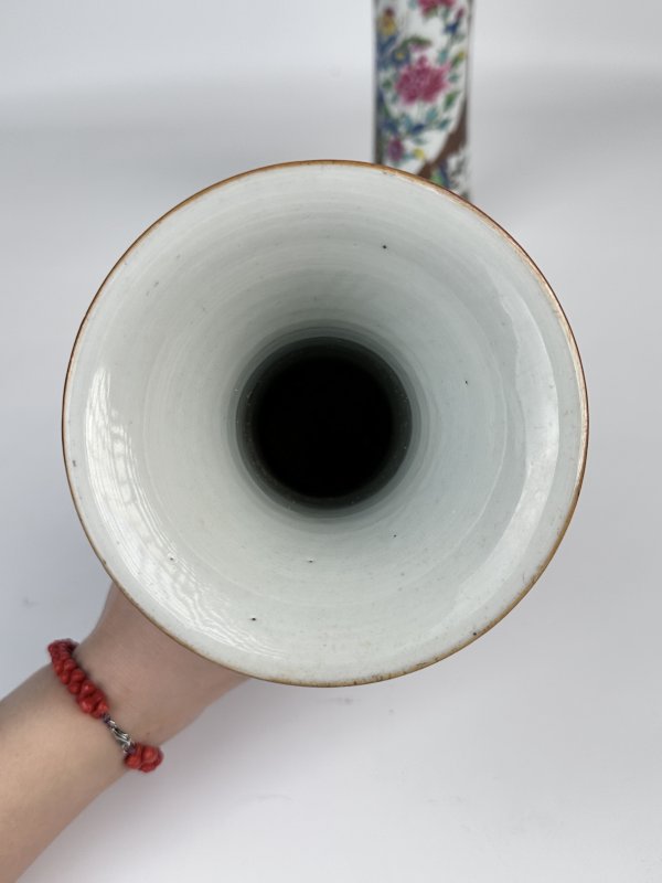 清雍正 酱釉粉彩开窗花卉纹花觚一对 - 图7